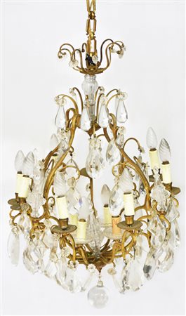 Lampadario Maria Teresa a 12 luci in bronzo dorato con gocce in cristallo...