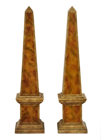 Coppia di Obelischi in legno laccato altezza cm 79 fine XVIII secolo A couple...