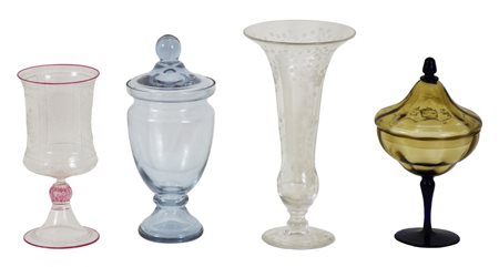 Lotto composto da 4 vasi in vetro altezza massima cm 25 Venezia, XIX secolo A...