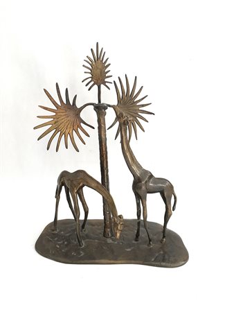 Scultura in bronzo raffigurante giraffe con palma (h cm 33) (difetti)