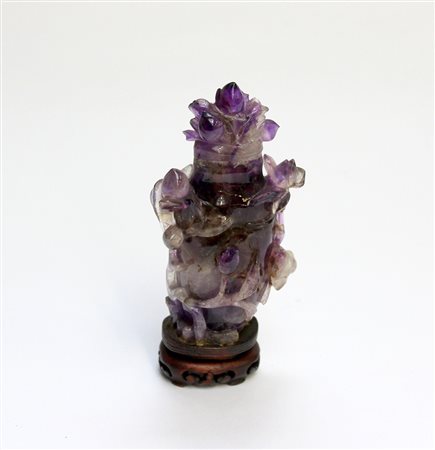 Piccolo vaso con coperchio in quarzo viola, base in legno (h. max cm 12)...
