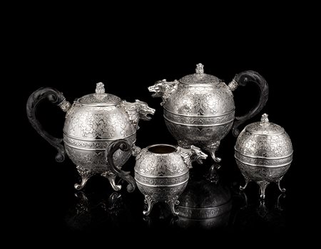 Servizio da tè e caffè in argento inciso a volute fogliate e fiori di forma...