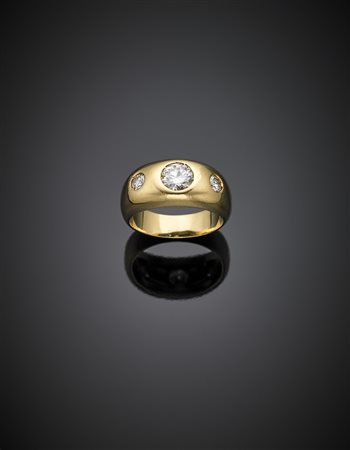 Anello in oro giallo con tre diamanti rotondi per complessivi ct. 1 circa g...