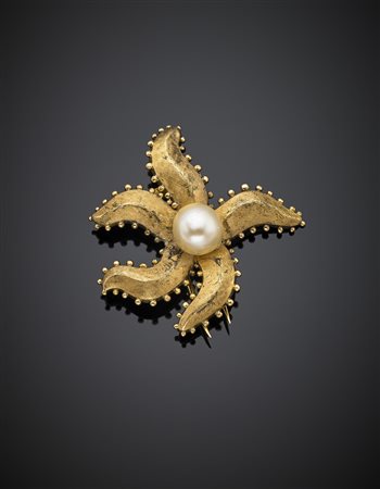 Spilla in oro giallo in parte satinato a guisa di stella marina con perla...