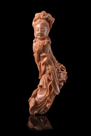 Piccola scultura in corallo chiaro raffigurante dama con lanternaCina, inizio...