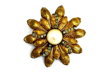Miriam Haskell, spilla in metallo dorato, perline in vetro e perla simulata