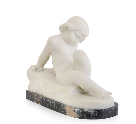 SCULTORE DEL XIX SECOLO Figura di bimbo sdraiatoMarmo bianco su base in marmo...