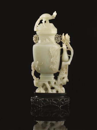 Vaso con coperchio, Cina dinastia Qinggiada bianca translucida alt. cm 32,7,...