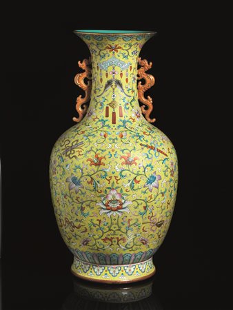Vaso Cina dinastia Qing sec. XIX,porcellana policroma a fondo giallo reca...