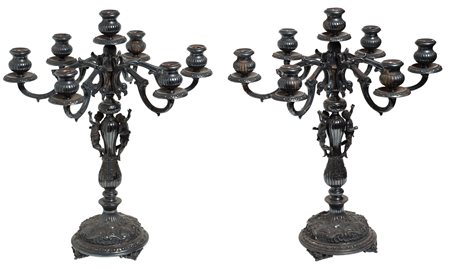 coppia di candelabri a sette luci, in metallo argentato con una base tonda su...