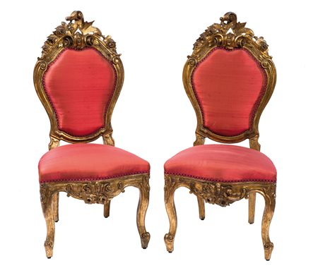Coppia di sedie in legno intagliato e dorato caratterizzate da gambe davanti...