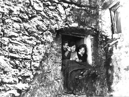 Ferdinando Scianna (b. 1943) Tre bambine alla finestra, ca. 1970 Stampa...
