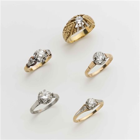 Lotto composto da cinque anelli in oro giallo e bianco, diamanti rotondi...