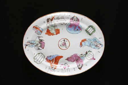 Arte Cinese Vassoio ovale in porcellana dipinto con figure ed iscrizioni...