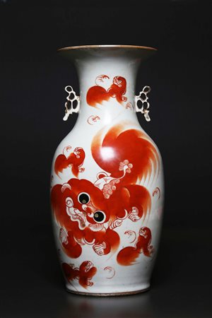 Arte Cinese Vaso in porcellana bianca decorato con cani di pho rossi Cina,...