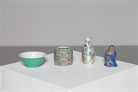 Arte Cinese Quattro oggetti in porcellana Cina, XIX - XX secolo. -. . Un...