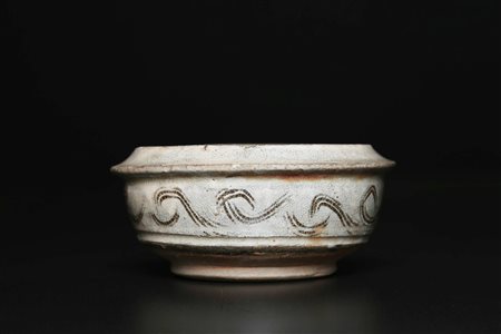 Arte Cinese Ciotola in ceramica Song con incisioni sull'invetriatura esterna...