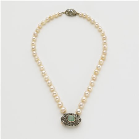 Collana di perle coltivate da mm 5,70 a mm 8,30 con centrale a spilla in oro...