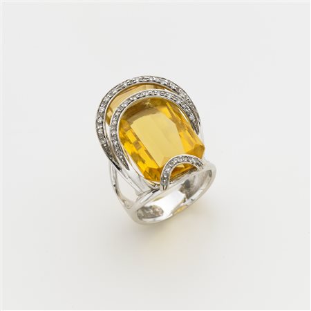 Anello in oro bianco a volute con diamanti rotondi a tenere una pasta vitrea...