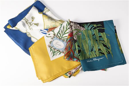 FERRAGAMO, ETRO, GUCCI Lotto di tre foulards in seta, colori e fantasie...