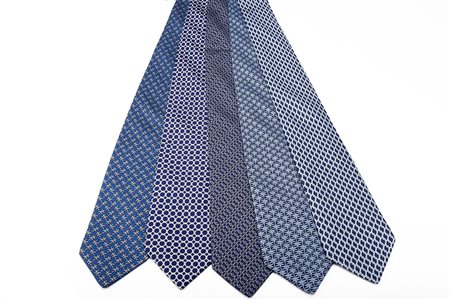 HERMES, Paris Lotto composto da cinque cravatte in seta sui toni del blu, una...