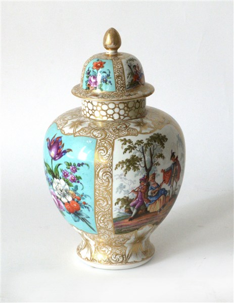 Bricco per latte con coperchio. Porcellana di Meissen Manufactory; Tedesco,  fondata 1710. Data: 1730-1740. Dimensioni: 17,8 x 14,6 cm (7 x 5 3/4 in.).  Disco di pasta di porcellana. Origine: Meissen. Museo: Chicago Art  Institute Foto stock - Alamy