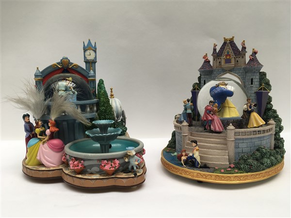 Due carillon Disney a tema Topolino e Minni. Vetro e resina policroma (h  max cm, Il Ponte Casa d'Aste