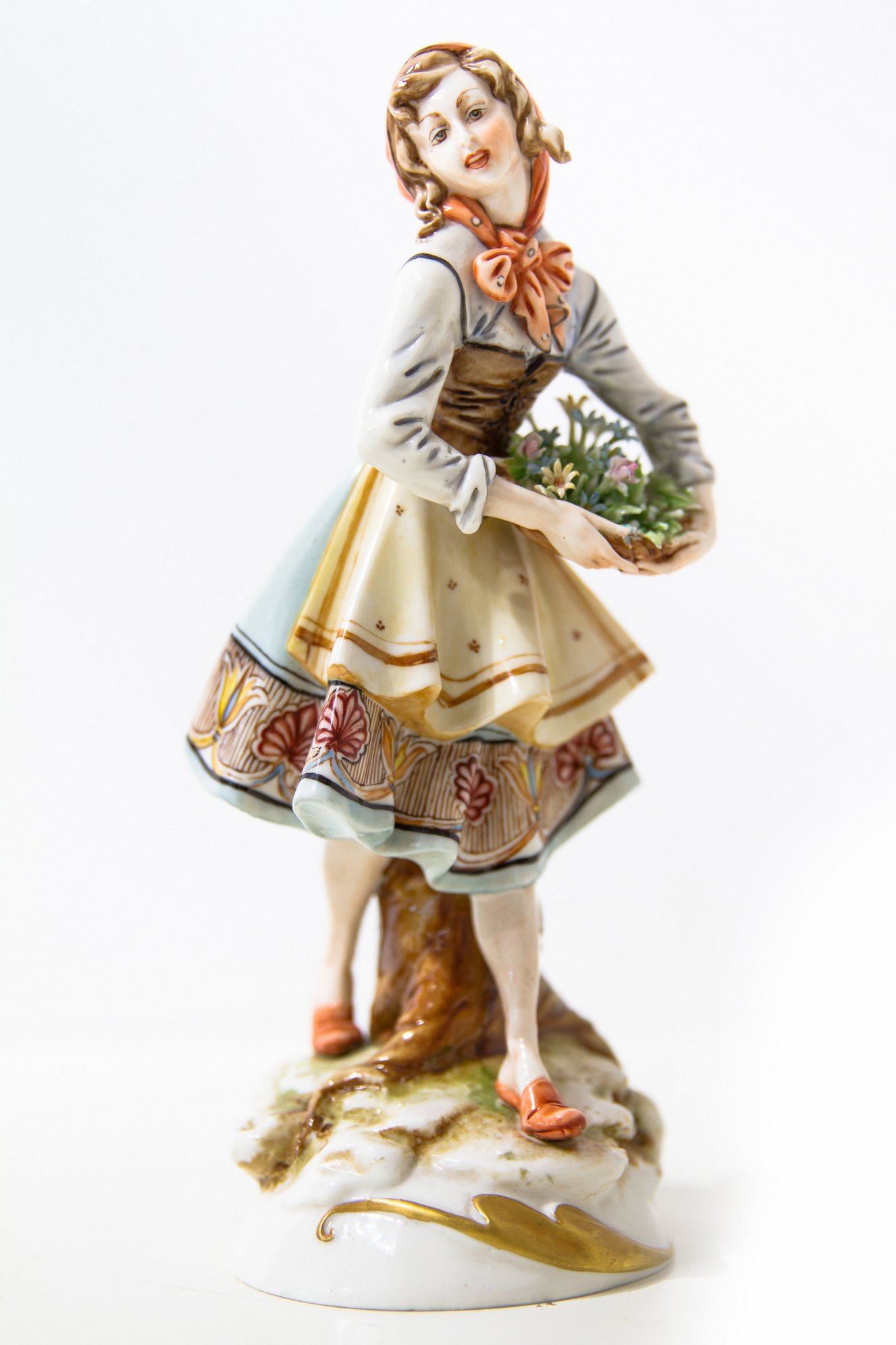Statuina in porcellana di Capodimonte, Napoli, XX Secolo. Donna con cesto di, Art La Rosa Casa d'Aste