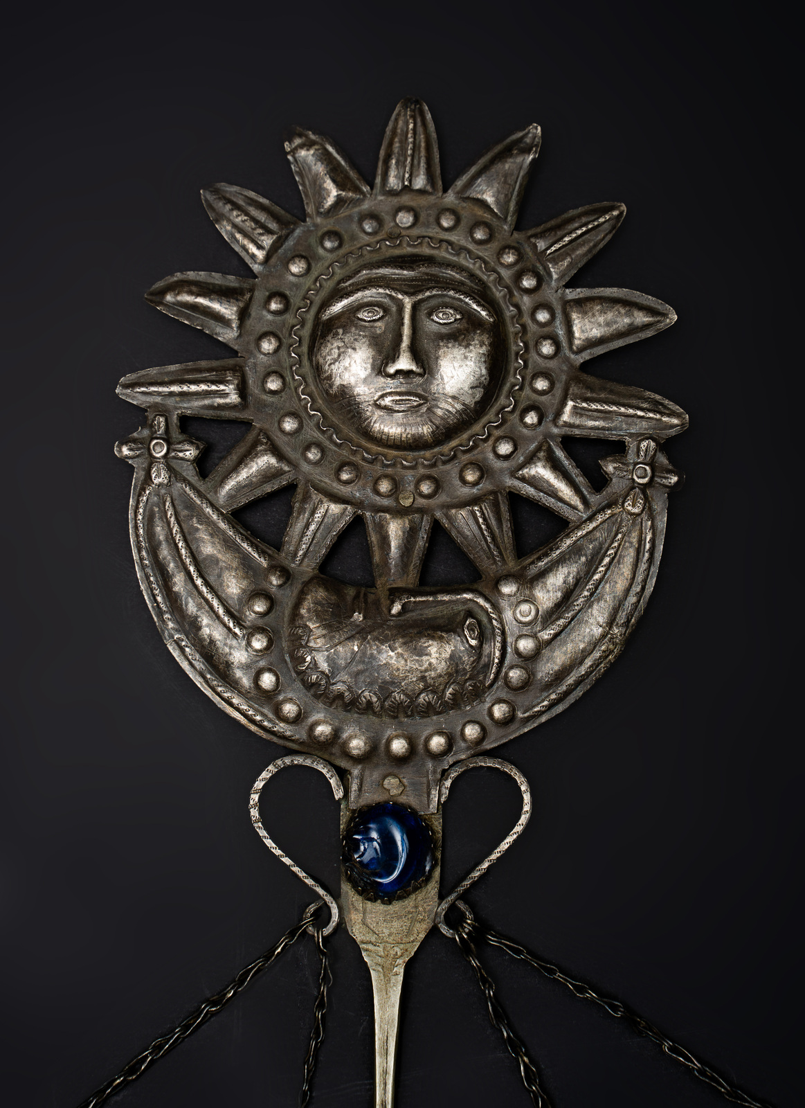 Arte dell'America del Sud - Perù o Bolivia. Spillone con sole e luna e  catenelle con ciondoli in argento e pasta vitrea. Lega d'argento e pasta  vitrea., CAPITOLIUM