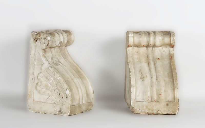 COPPIA DI ANTICHE MENSOLE IN MARMO h cm 20 PAIR OF OLD MARBLE SHELVES ...