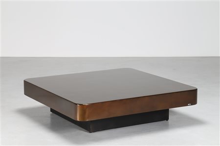 RIZZO WILLY (1928 - 2013) Tavolino da salotto in legno laccato color bronzo,...