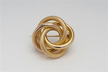 SPILLA IN ORO realizzata a forma di nodo, Peso g 8,3 A NODE GOLD BROOCH