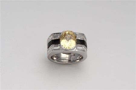 ANELLO IN ORO, ZAFFIRO GIALLO E DIAMANTI decorato con zaffiro giallo del peso...