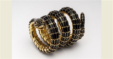 BRACCIALE IN ORO, RUBINI E SMALTO bracciale a forma di serpente a quattro...