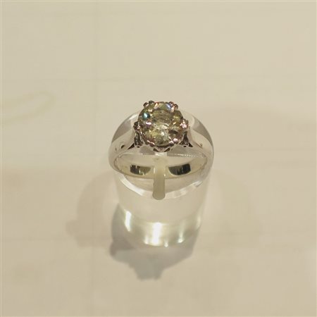 ANELLO SOLITARIO IN ORO BIANCO decorato con diamante del peso stimato di ct...