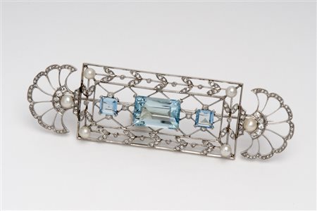 GEORGES FOUQUET - SPILLA IN PLATINO, DIAMANTI, PERLE NATURALI E ACQUAMARINE,...