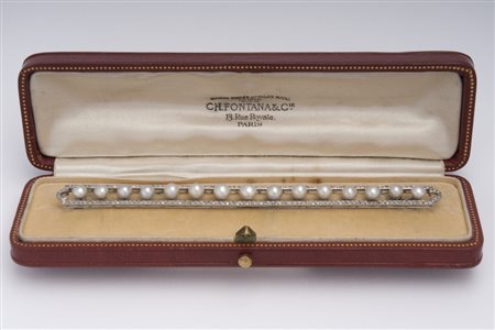 SPILLA IN PLATINO, PERLE E DIAMANTI , FRANCIA 1820 ca. decorata con 15 perle...