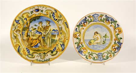 Lotto composto da due piatti in maiolica policroma raffiguranti nereide su...