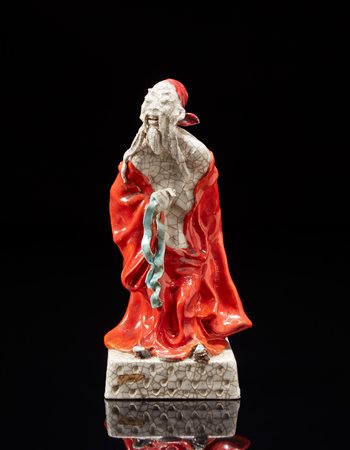 Figura di monaco viandante in porcellana policroma Cina, sec. XX (h. 30 cm.)