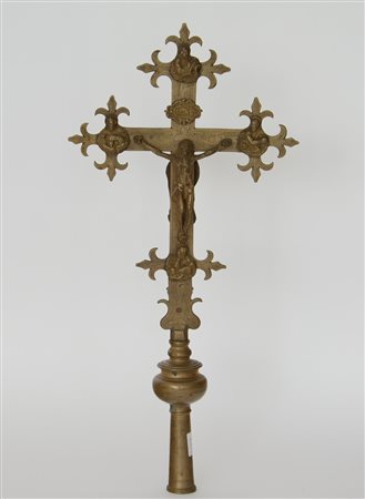 Antico crocifisso in bronzo con fregi raffiguranti evangelisti (h cm 44)