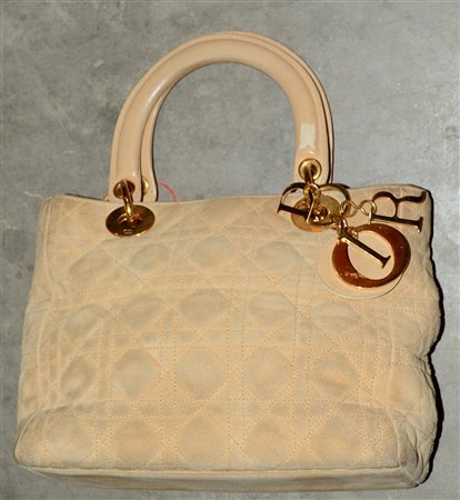 Christian Dior: borsa Lady Dior in pelle scamosciata color miele, charms in...