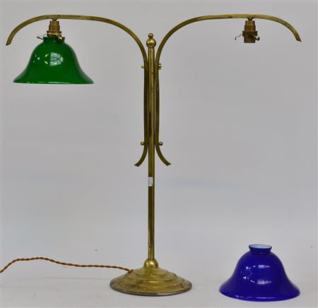 Lampada in ottone con paralumi in vetro blu e verde (h. cm 65)