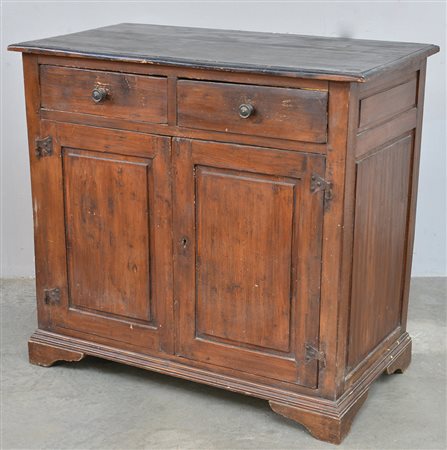 Credenza a due cassetti sottopiano e due ante pennellate. Piedi a mensola....