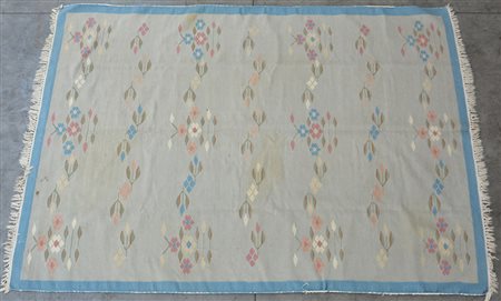 Tappeto Kilim Durrie in cotone, secolo XX. Disegno floreale su fondo grigio...