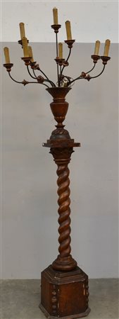 Colonna con vaso in legno laccato con montante a torciglione. Montata a luce...