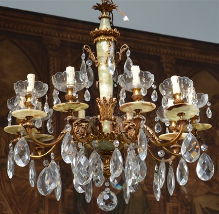 Lampadario a dieci luci in bronzo e onice decorato a racemi e pendenti in...