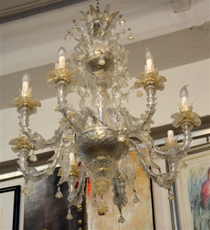 Manifattura di Murano. Lampadario in vetro soffiato incolore decorato da...