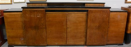 Credenza "Novecento" impiallacciata in legno composta da un blocco centrale a...