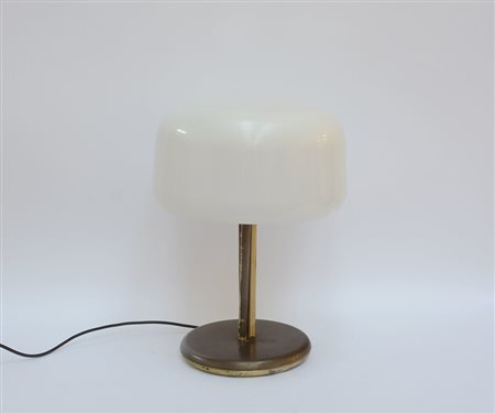 Lampada da tavolo con paralume in plastica bianca e struttura in ottone. Fine...