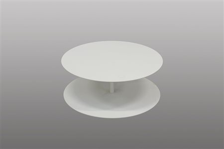 Tavolino basso circolare in metallo laccato bianco. Produzione Cappellini (d...